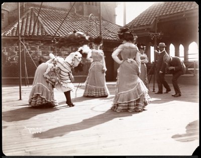 Cinq actrices en costume répétant sur le toit de ce qui est probablement le New York Theatre, New York, 1900 - Byron Company